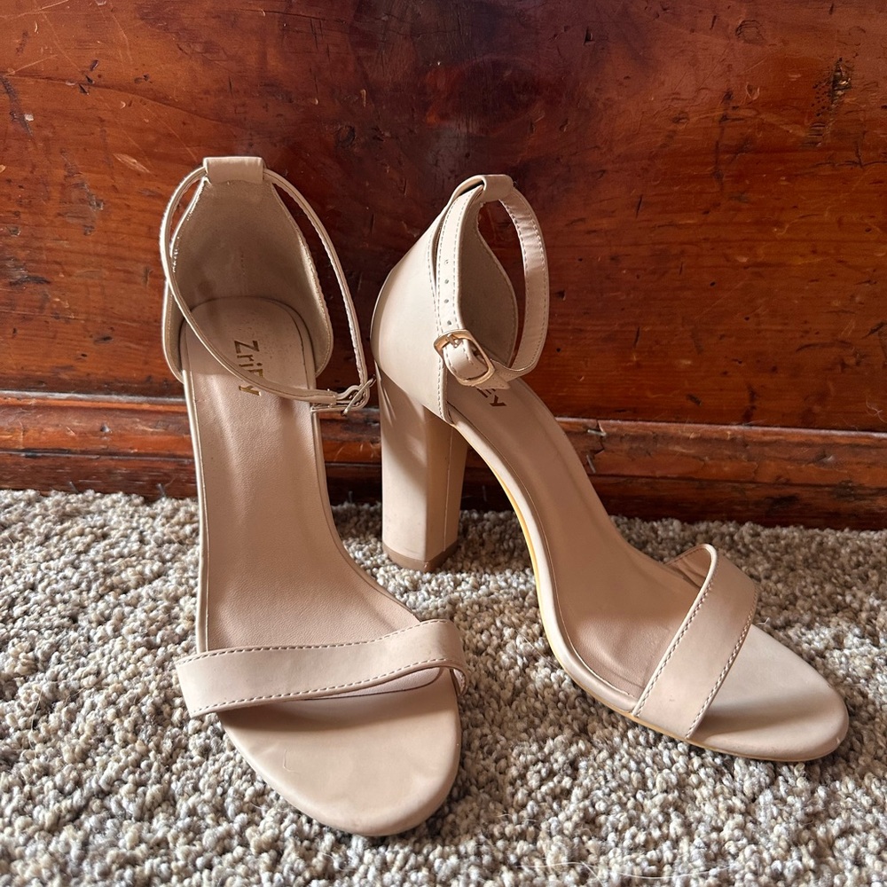 Women’s nude heels size 7